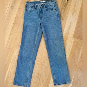 Brand new never worn tags removed. Size 28. Abercrombie mid rise 90s straight